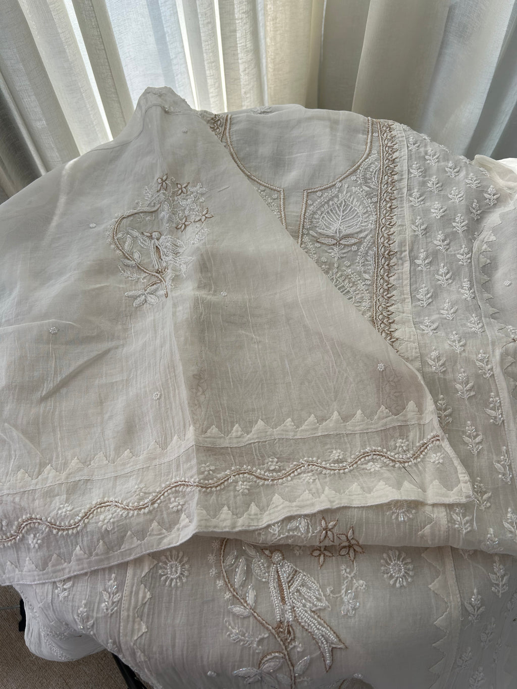 WHITE MUL CHANDERI CHIKANKARI KURTA SET