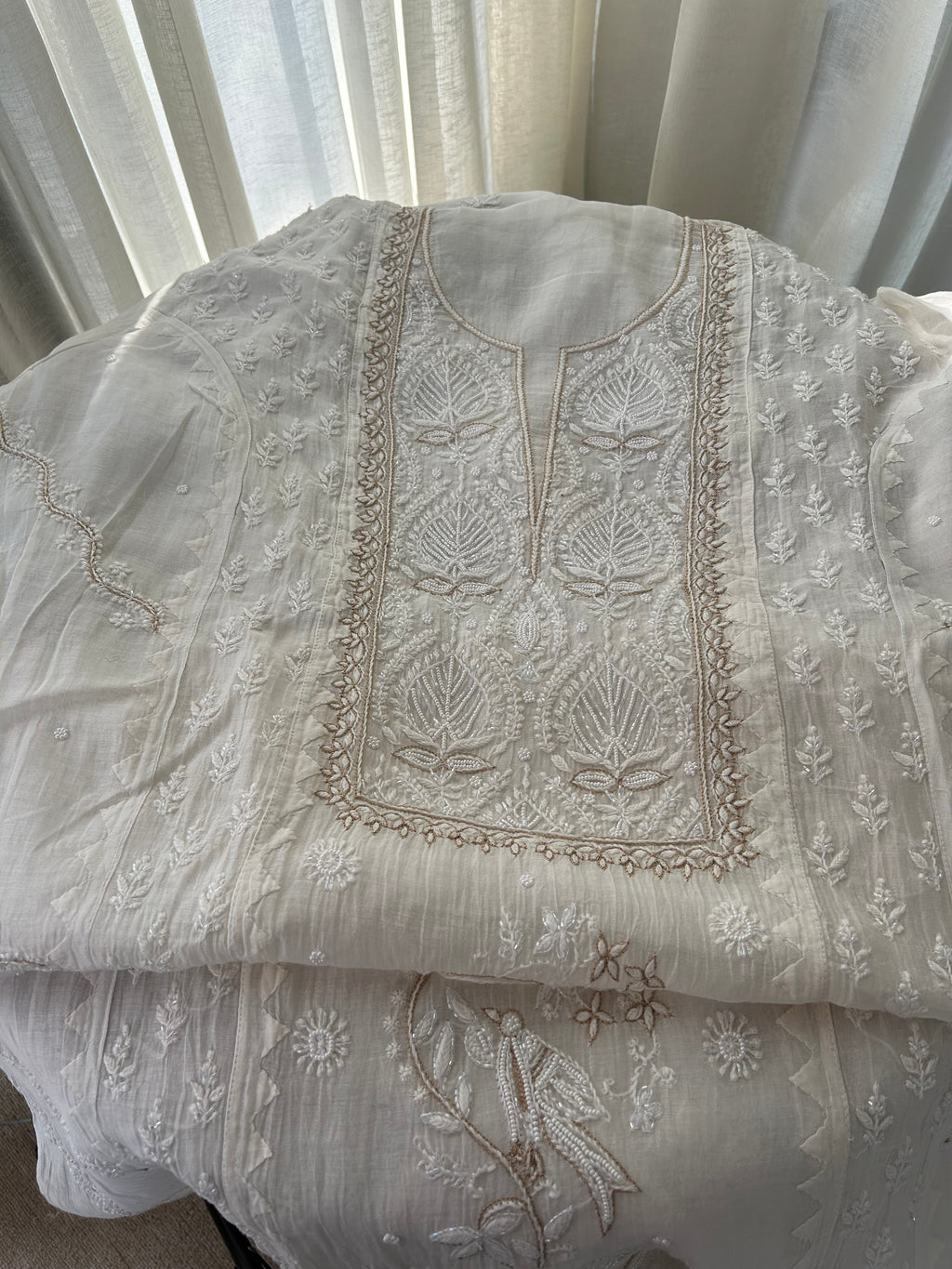 WHITE MUL CHANDERI CHIKANKARI KURTA SET